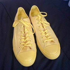 Selling all yellow converse, don’t really wear them.